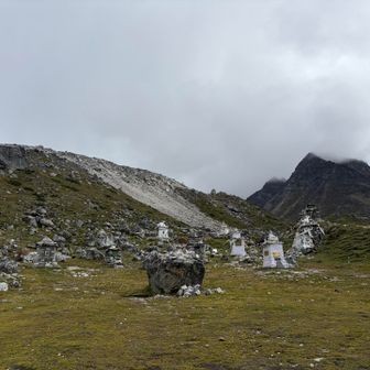 トゥクラ峠には数多くの亡くなったシェルパたちや遭難した人たちの慰霊碑がありました
