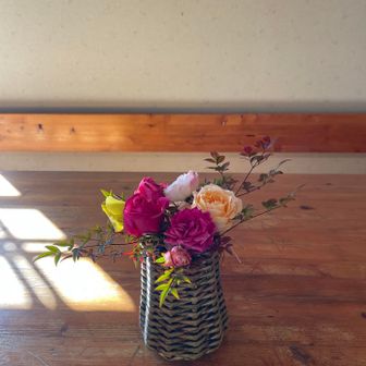 高原の休憩所にはいつも生花が飾られてます😚