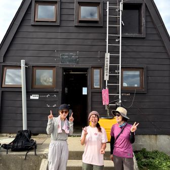 小屋番のあやさんと記念に❤️


到着時のお出迎え、水場の案内（これでよければとザックを貸していただく）、軽食こんなのあります、夜景や星が綺麗なこと、大日岳へは朝露で濡れるのでスパッツはあった方が良いこと、途中に見える池は天気良ければ綺麗なこと、昨年の9月以降熊は出没していないこと、大日岳へ出発時の見送り、戻ってきた時のお出迎え…
などなど、とても親切な対応をしていただきました🙏
お若いのに頭が下がります🥹

そうそう、大日岳へ向かう途中に少しだけ雨が降って
虹が発生したと写真を見せていただきました🌈
気付かなかったなぁ
とても綺麗な景色でした🤩


何度もまた来てくださいと言っていただいて、遠いので
最初で最後です！と言った私達だけど、また来たい気持ちにさせてしまう笑顔が素敵な小屋番さんでした✨

ここまで頑張って足を伸ばして本当に良かった！
心よりありがとうございました🙇‍♀️