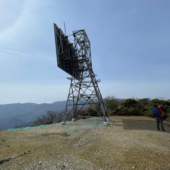 反射板の下はテント泊できそうな広場です