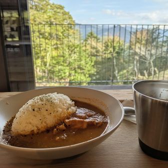 チキンビンダルーカレーとコーヒー。
自分の登山スタイルとの乖離にやや緊張しながら注文🤣