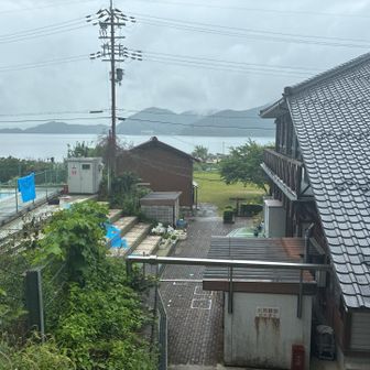 帰りは小学校側に下りました。左にプールがありました。