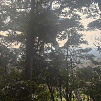 後ろにはNTTの設備。
さて下山！