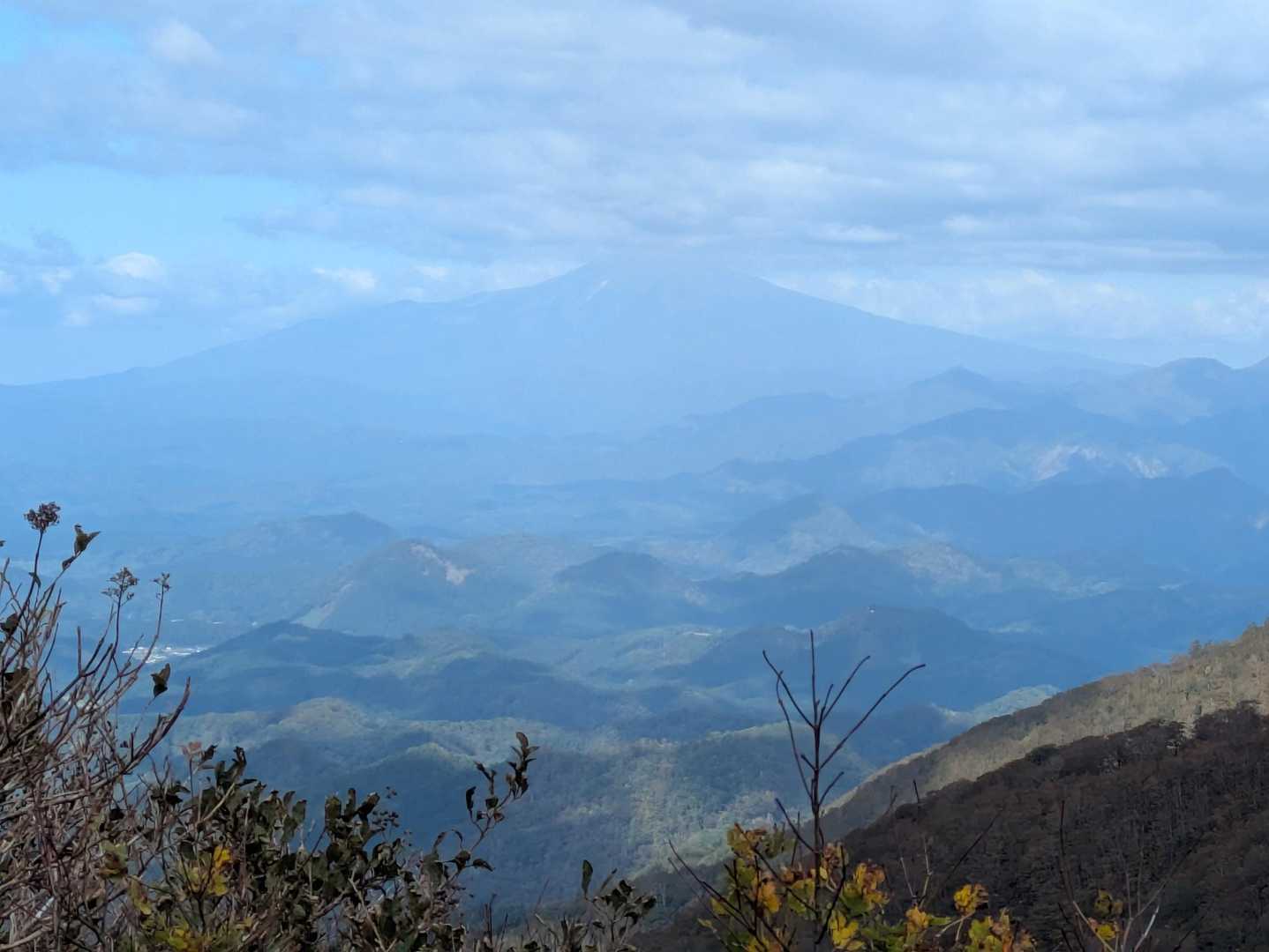 鳥海山
山頂はまだ雲の中…