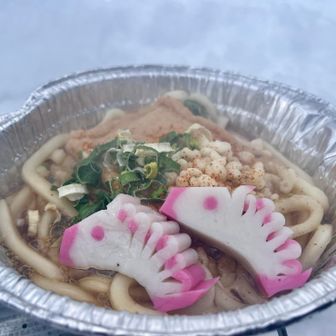 鍋焼きうどんの完成ー🙌

今年は午年なので
かまぼこは馬の飾り切りにしてみました🐴😋

馬に見えるかな？(^^)