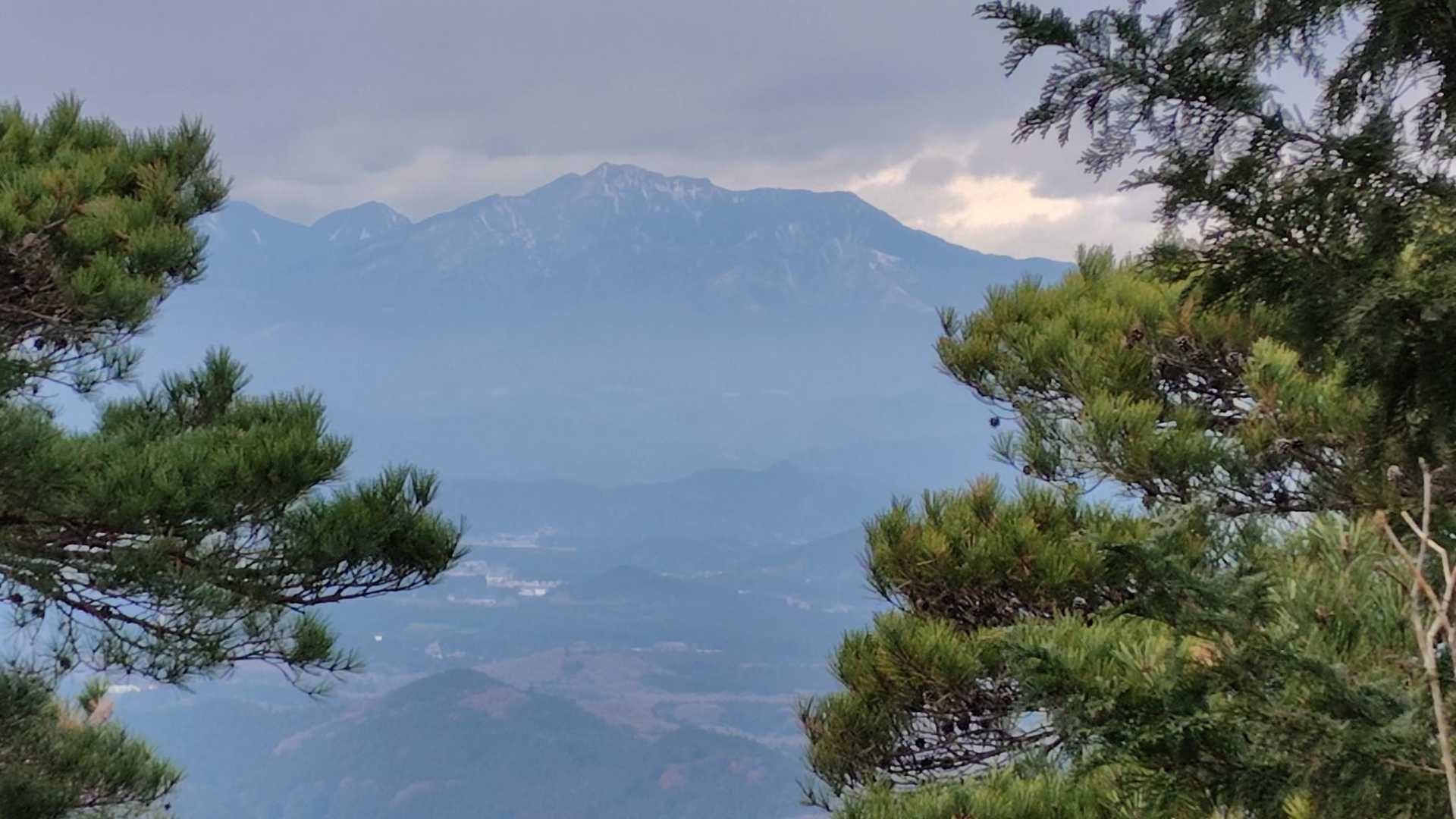 山頂からの展望。
女峰山が見えます。