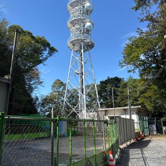 山頂の通信鉄塔