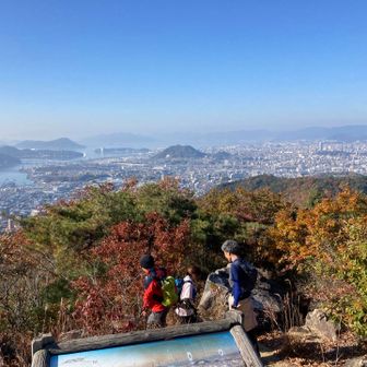 『かぷまる＆はなまる』さんは次の作戦があるので先に降りられ、残りのメンバーでしばらく山頂を堪能していました🤗

この先で、Bルートの確認をしていたら、３人組のハイカーさんが道を教えてくれました🤭ありがとうございました🙇🏻