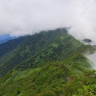 全貌が見えませんが
武尊山へ
挨拶して下山します🙏