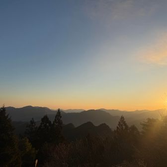頂上からの眺め。八経ヶ岳が見えます。