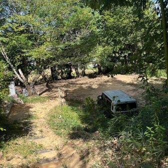 切り返しなど考えたら、軽自動車3台くらいのスペースかも？