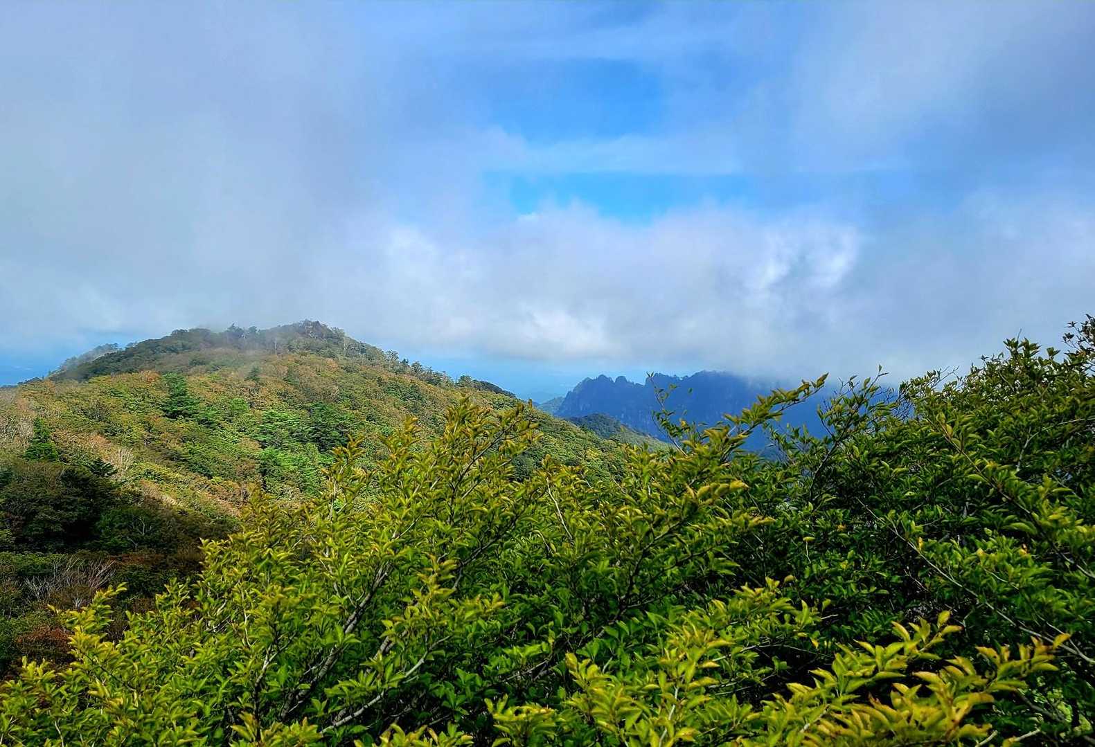 展望台より傾山方面👀三つ坊主は見えた✨手前はさっきまでいた笠松山。