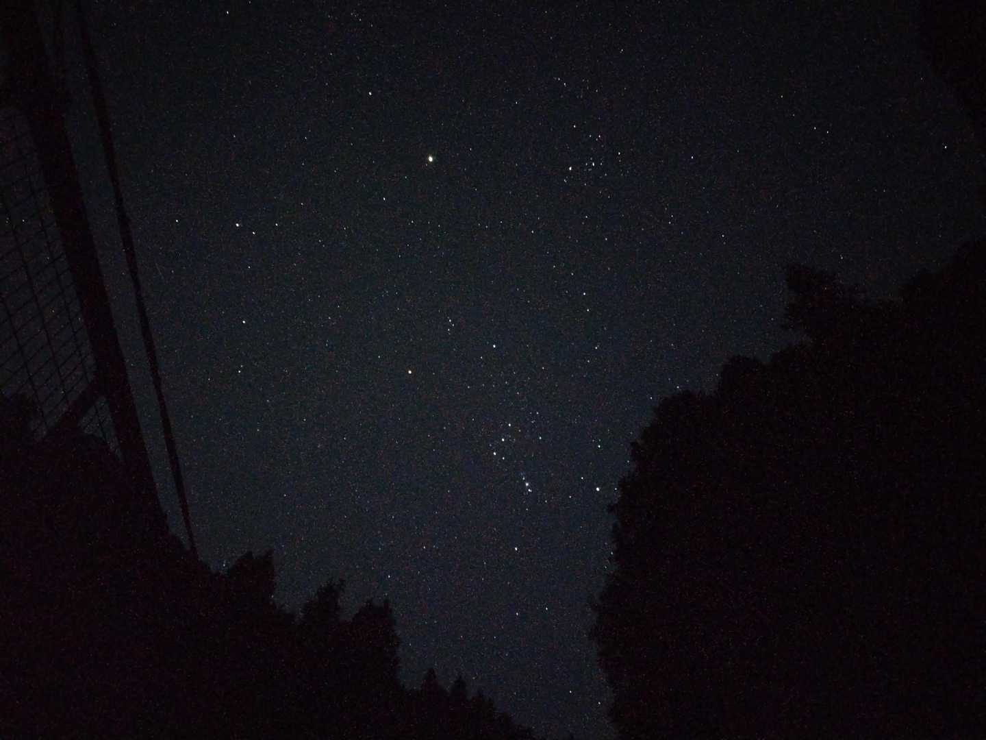 水越峠で車を降りると満天の星空🌌。
スマホを慌ててマニュアル設定して撮ってました😊。
轢かれないように端で撮ったのでバス停跡のフェンスが入り込む😅。