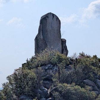 早速 今日のハイライト登場🤭
「立石」が見えた‼️
遠くからでもすごい迫力‼️激下りと激登りを経て会いに行きます😍