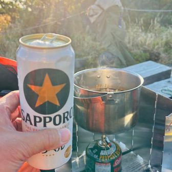 まずは...カンパーイ🤣餃子鍋にしました...たまりません😍街や雲を眼下に、無風で☀️ポカポカして気持ちが良いです。宿泊の皆さんも外でご飯。お隣の仲良し兄弟👬さんと仲良くしていただきました🙇