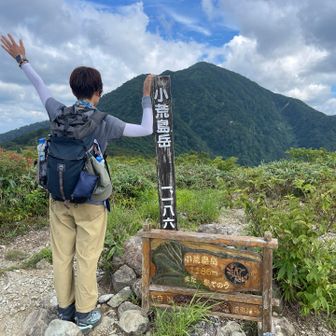小荒島岳　正面には荒島岳