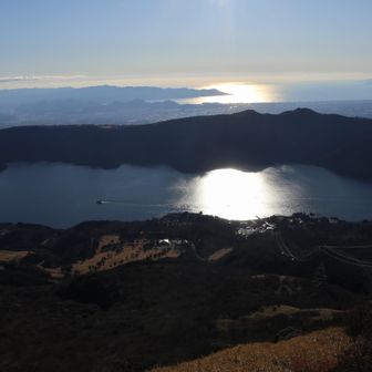 芦ノ湖と駿河湾に太陽☀の光り輝く