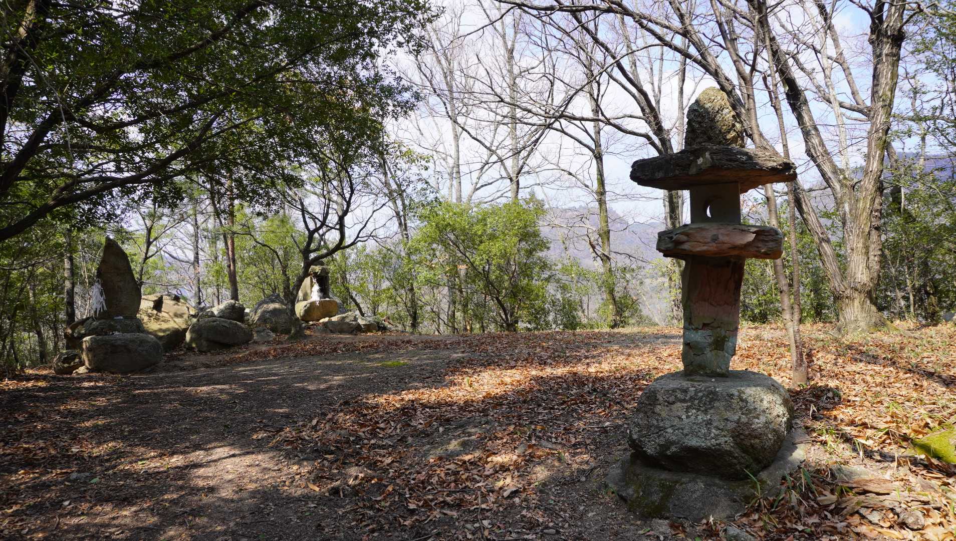 広々とした端岡山山頂
祠が沢山