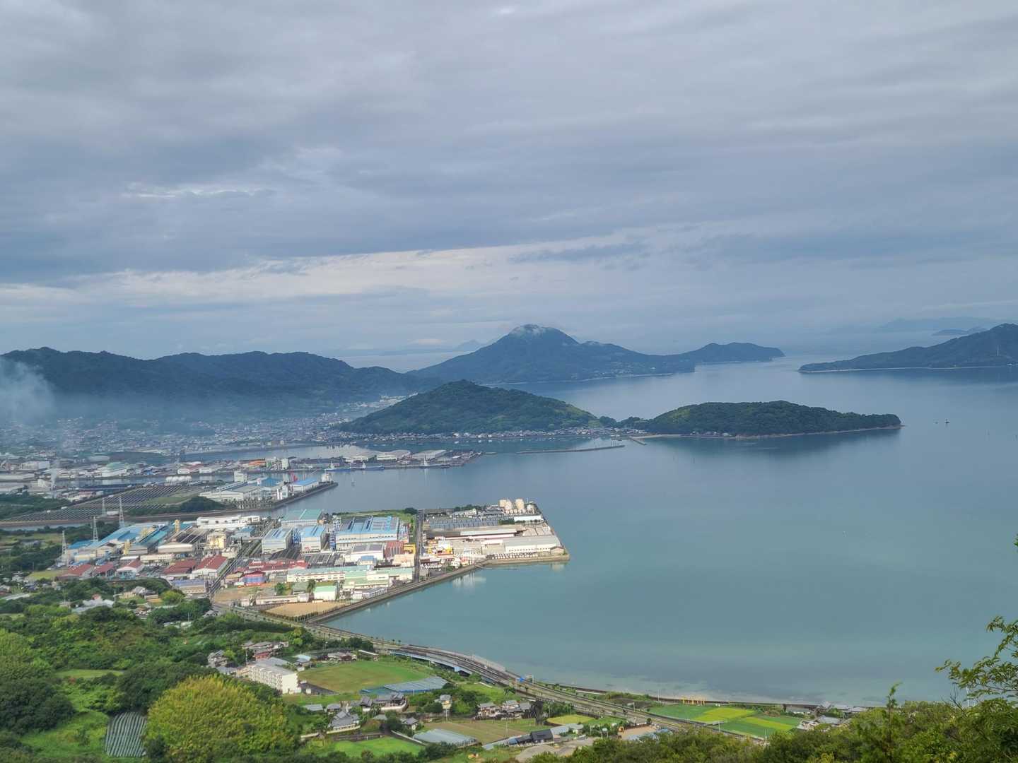 再び海側が開け、紫雲出山が😃

その手前にポコポコ浮かぶ、ふたつの小高い丘。
今度は「広島」じゃなくて何ていう名前の島かな?と思ってYAMAP地図で調べてみると、実は四国本土と陸続き。

根元側の丘は「塩生(はぶ)山」という名のグレーピークでした。