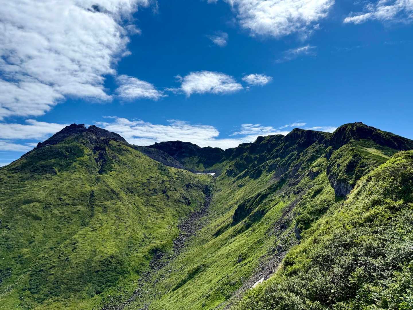 象潟口（鉾立） | 鳥海湖、高山植物の稜線、日本海を望む大パノラマ。迫力の単独峰の写真