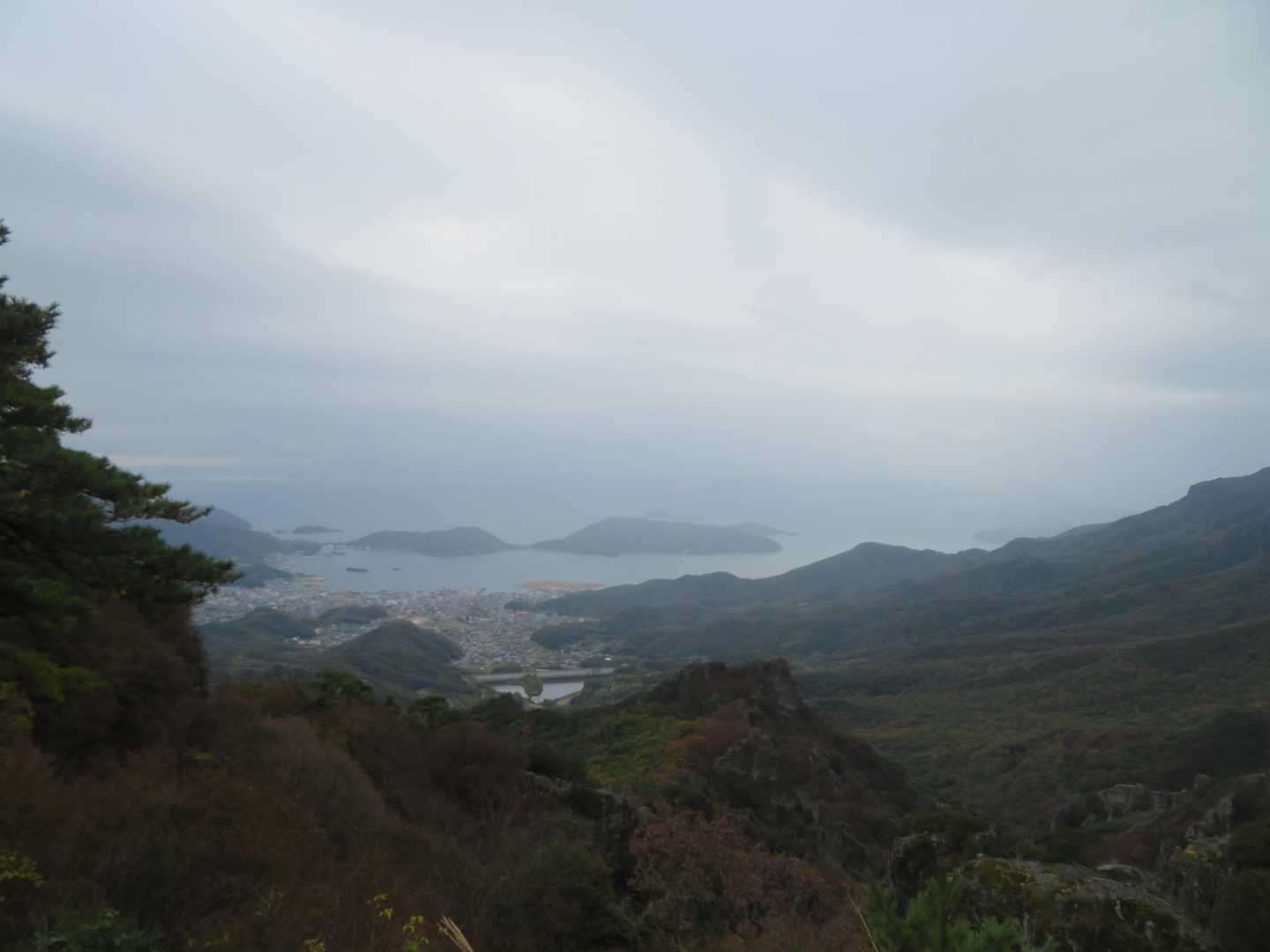 下りは歩いております。
雲行き怪しいですが・・・