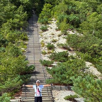 はい、登山口に到着　コースタイム3時間でこんな素晴らしいピークに出会えるなんて！
北海道いいぞ！！