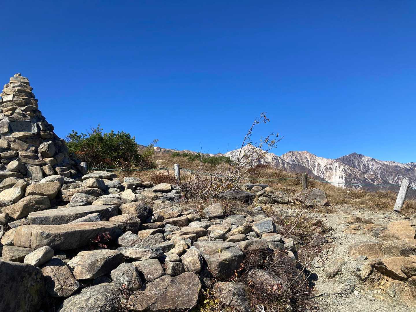 八方山はケルンが山頂標識なのかな