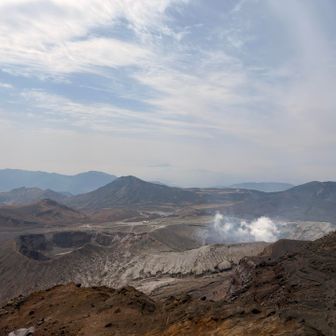 火口に近づいて行きます