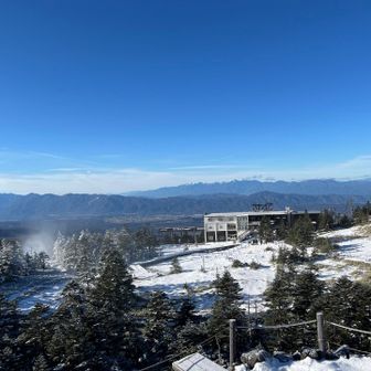 少し登って山頂駅を見下ろしてみた
