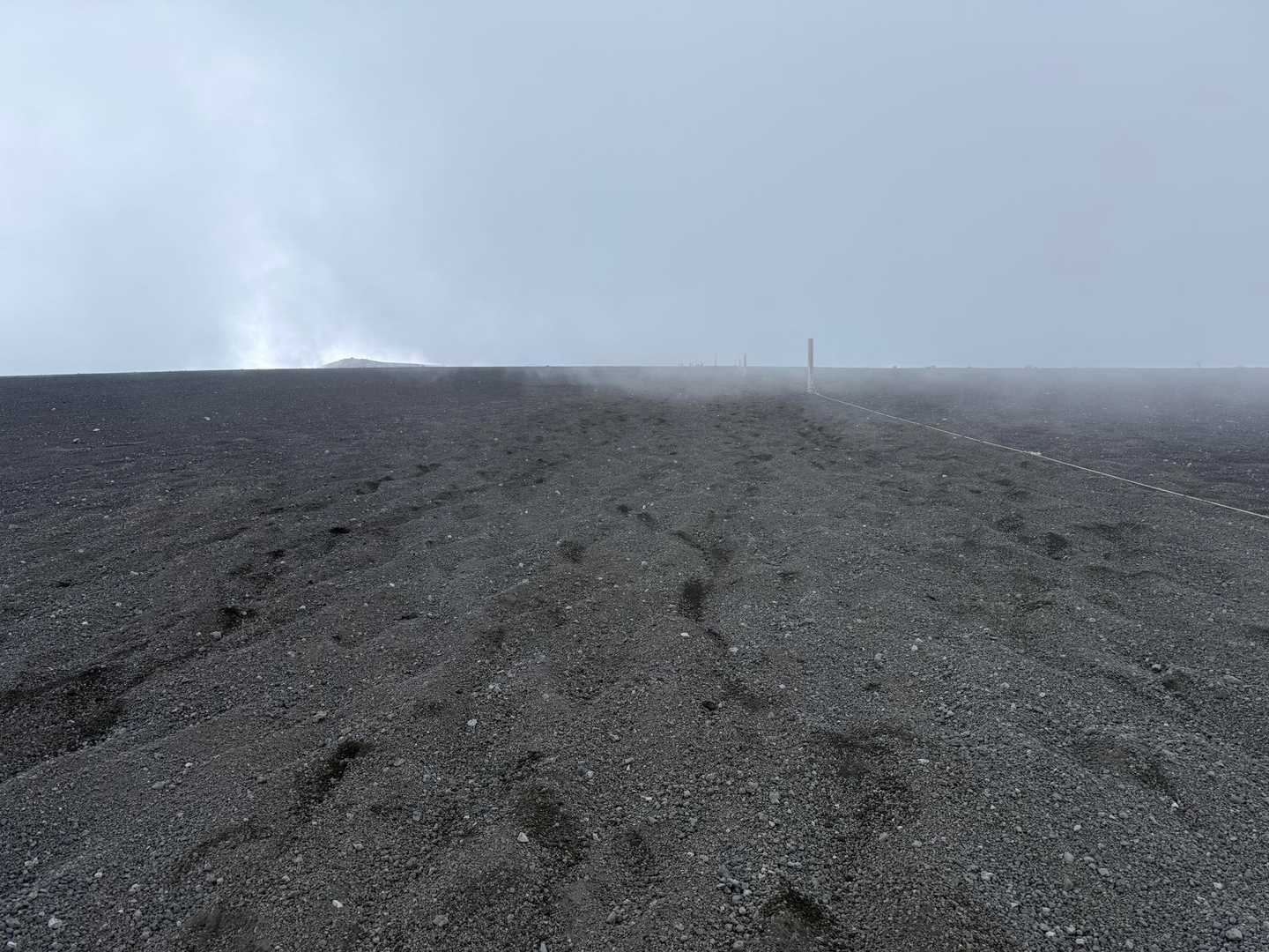 【フラット登山】富士山腹を横切る　宝永山火口の壮絶に息を呑むの写真