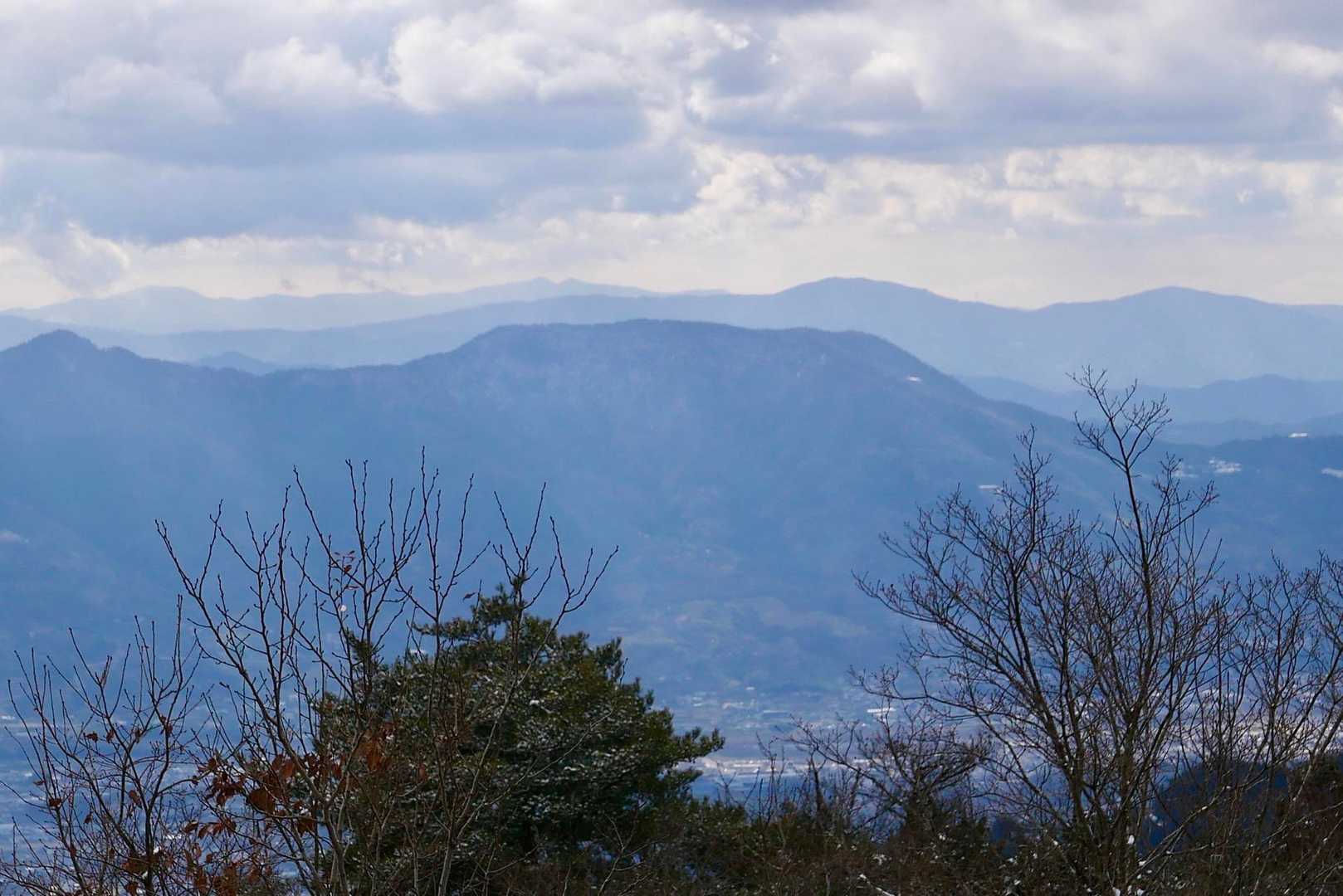2024年最後に登った龍門山が見えます