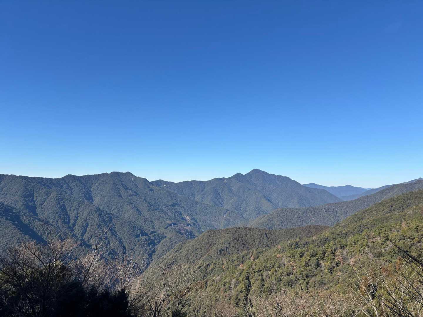 作業現場？が拓けてて、お山がきれいに並んでるのが見えた
雲ひとつない空に圧巻な景色である