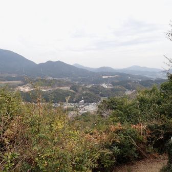 水瓶山から見た宝満山👀・・右下は、大宰府の街。
写真の後、カメラの電池切れ😭
以下、携帯のカメラを使用。　でもレンズが濁っていて綺麗に撮れません。（悪しからず😅🙏）