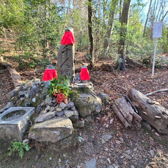 銀閣寺ルートで
千人塚まで下りてきました
この辺りは戦国時代の古戦場