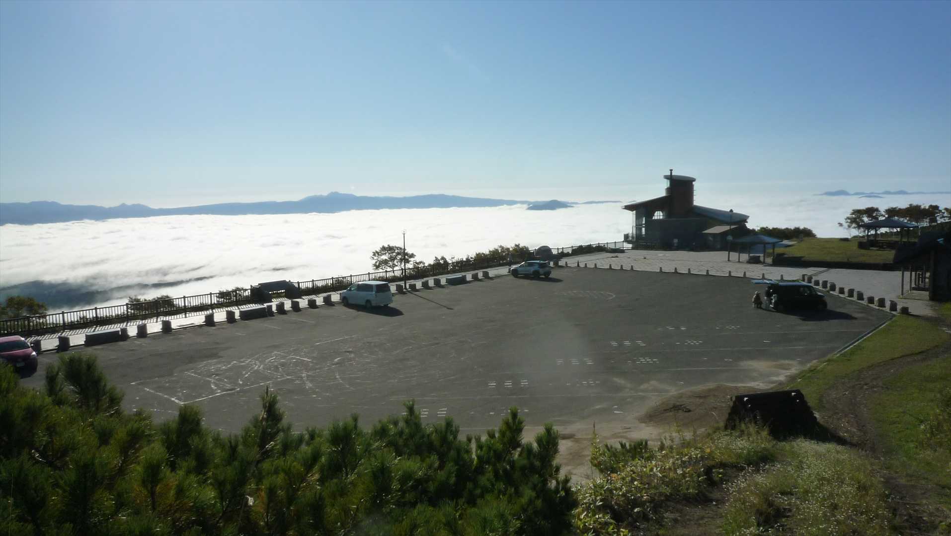 駐車場下は雲海