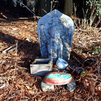 薬師岳には薬師如来がいらっしゃいましたが、なぜが文殊岳には地蔵菩薩がいらっしゃいました（これは文殊菩薩には見えませんね...）