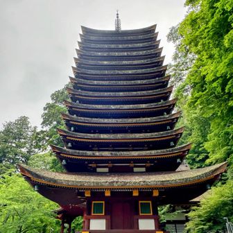 十三重塔
圧巻の高さ約17m。鎌足の長男の定慧（じょうえ）が678年に鎌足をまつるために建てた。現在の塔は1532年の再建で、木造の十三重塔としては世界で唯一とのこと。