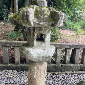 風化した石灯籠が味わい深い。