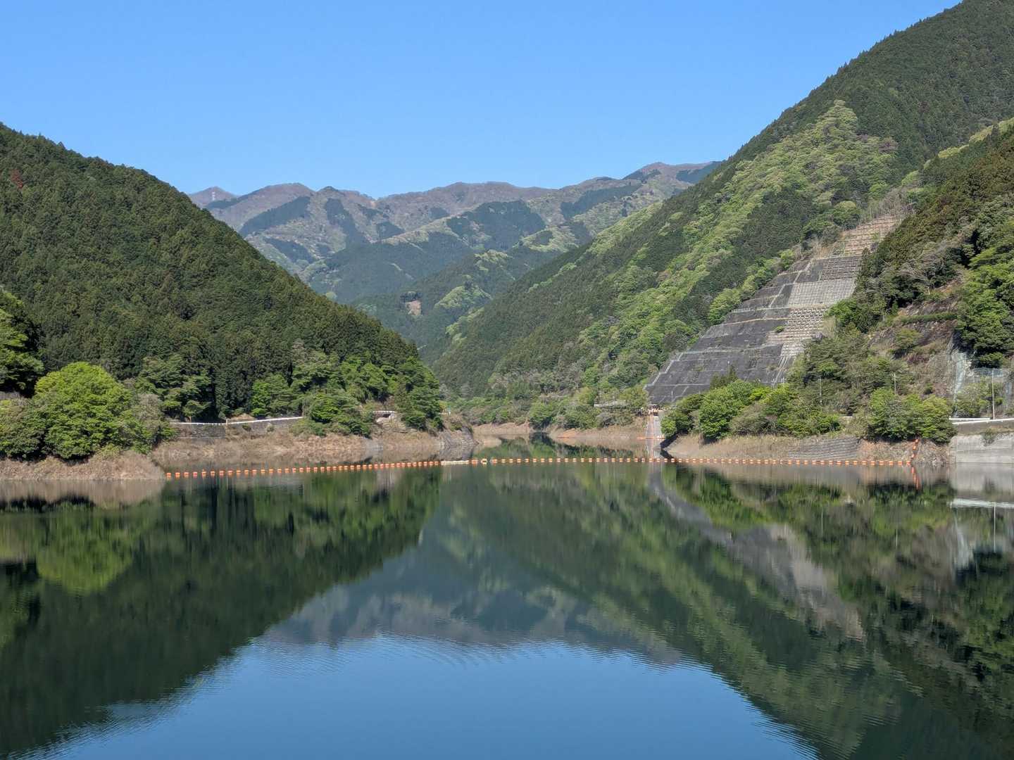 超満員のバスでさわらびの湯へ。有間ダムから出発です。