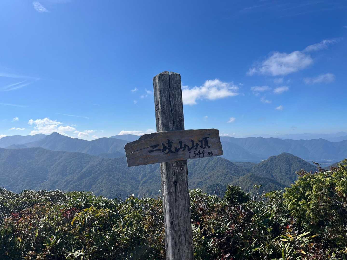 山頂でようやく景色見える感じです