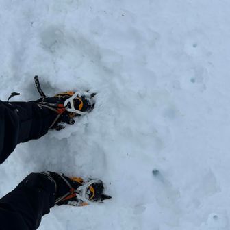 せっかく雪山ならしに来たのだからあえてアイゼンを装着
10本爪でも十分だと思ったけれどこの靴にはあわず12本爪で
それでもバックルがゆるく感じる
買い替えた方がいいかも