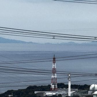 写真のちょうど真ん中、
電線の間に大鳴門橋（╹◡╹）
目の良い人は肉眼で見えるらしい。