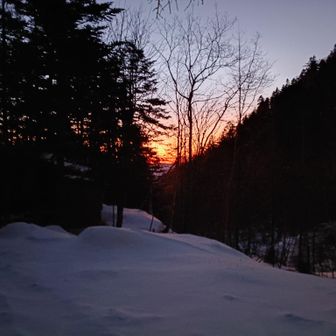 樹々の間からの朝焼け。玄関外の温度計は-16℃。
アイゼン付けて7時前に行動開始。