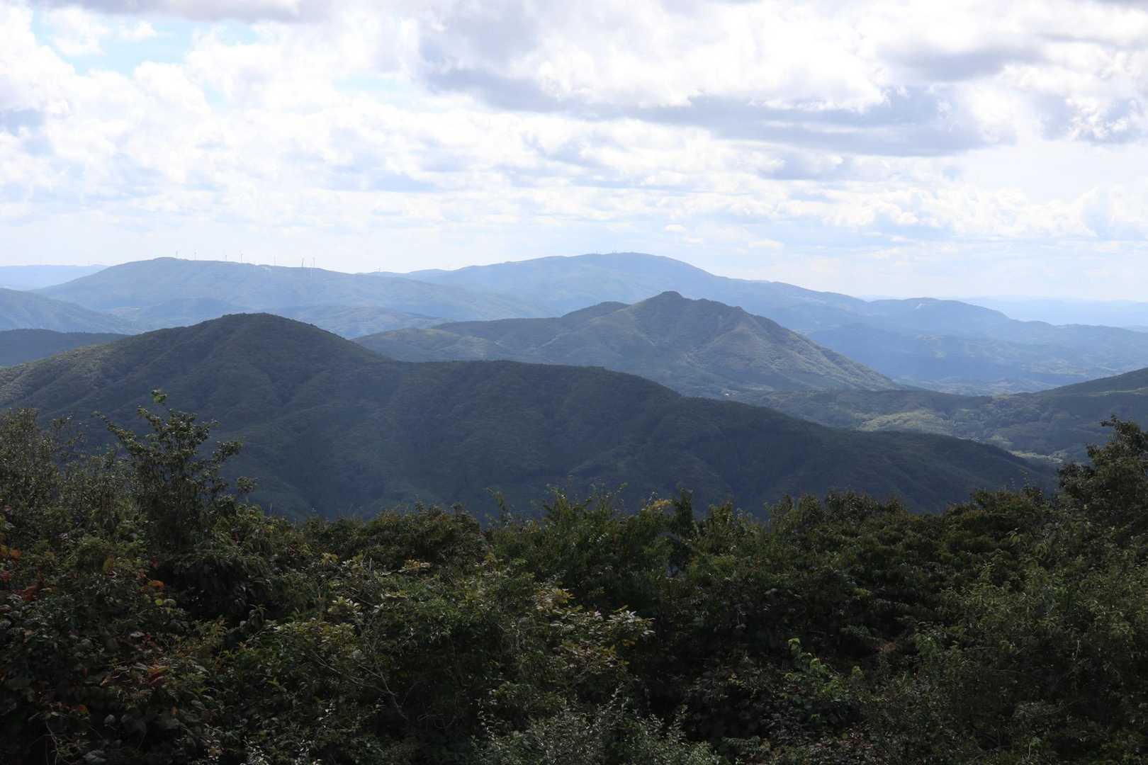 展望台から　手前から竜子山、鎌倉岳、大滝根山