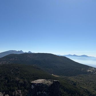 三ツ岳Ⅲ峰に到着。
目の前に見えるのは、縞枯山。その向こうには八ヶ岳や南アルプス
