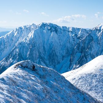 下山します

笠ヶ岳取り付きから大烏帽子までは、風を避けられる所がほぼ無い。多分朝日岳までもほぼ無い。
強風時は逃げ場が無いので注意です⚠️
