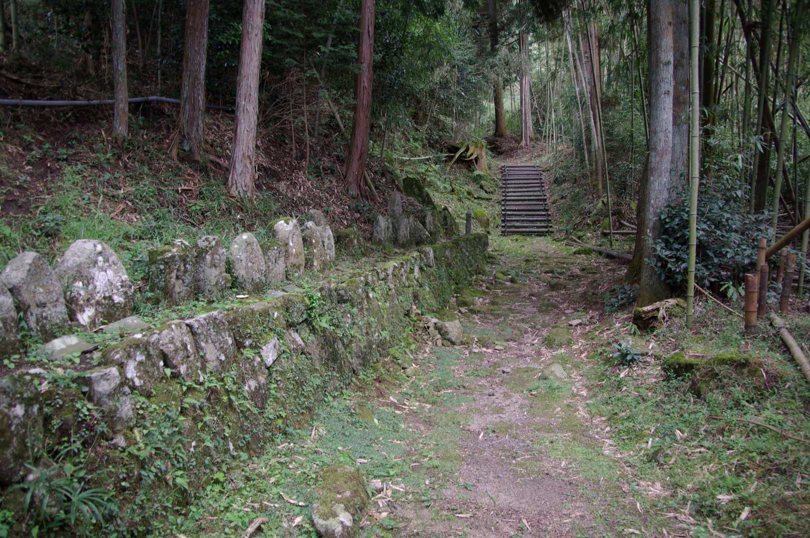 本堂の右手に霊山山頂への入り口が。