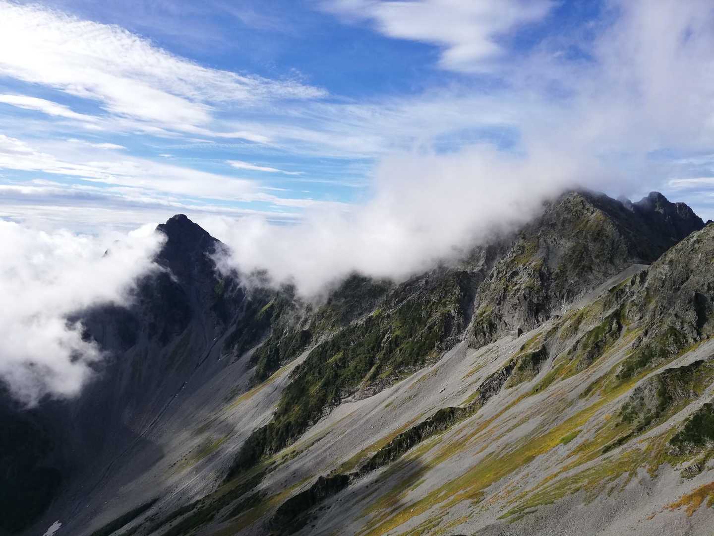 吊り尾根も雲の中。
