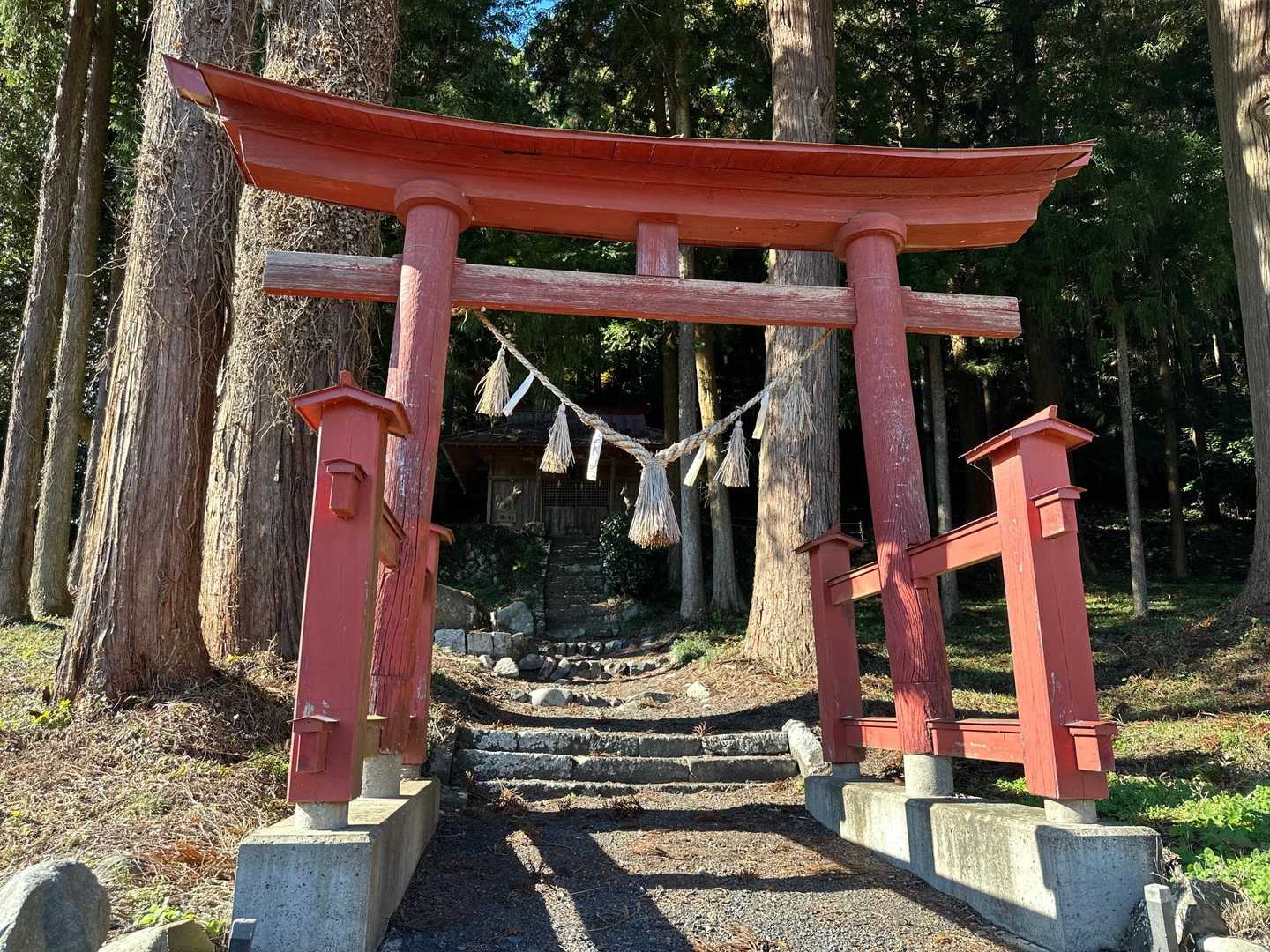 すぐにお稲荷さんがあります。集落の人たちに大切に守られているようです。