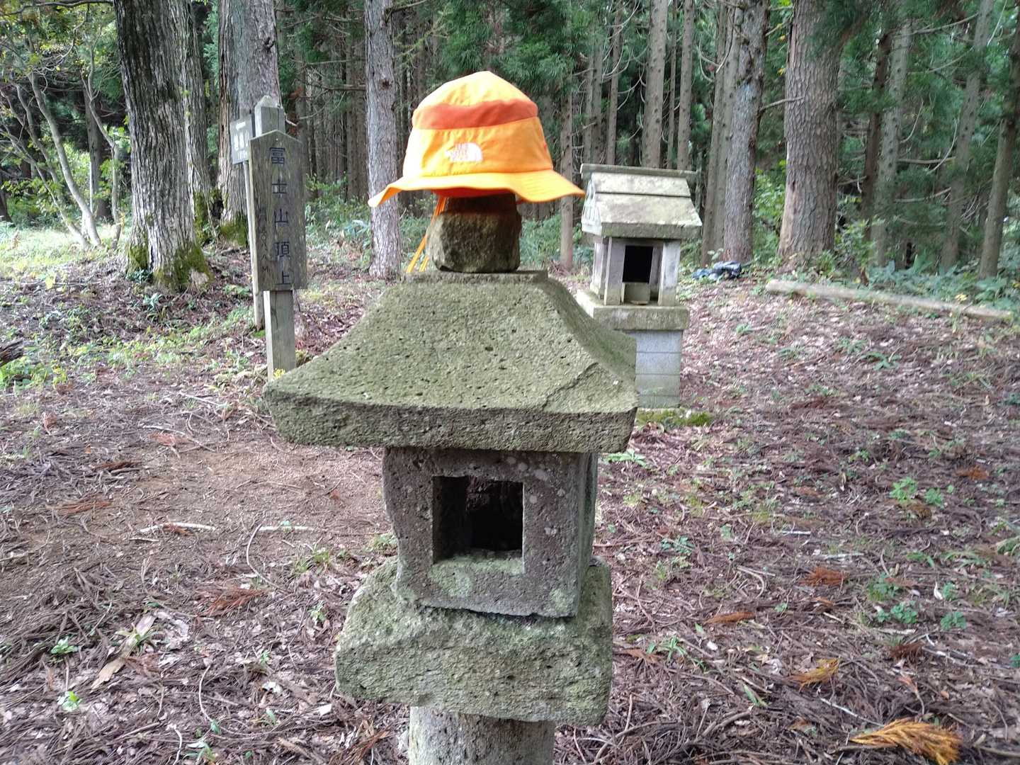 富士山の山頂到着。
登頂のお祝いの儀式は、何回目だっけ？
歳はとりたくないですね😂